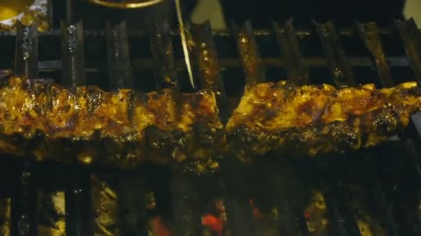 Aptitretande revben på grillen, Matlagning grill kött, saftig lamm ribs med grillad skorpa på grillen — Stockvideo