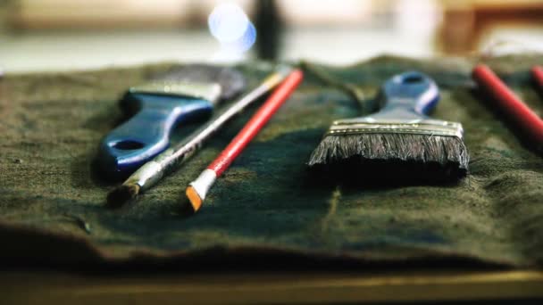画家的画笔躺在桌子上, 艺术家的工作工具 — 图库视频影像