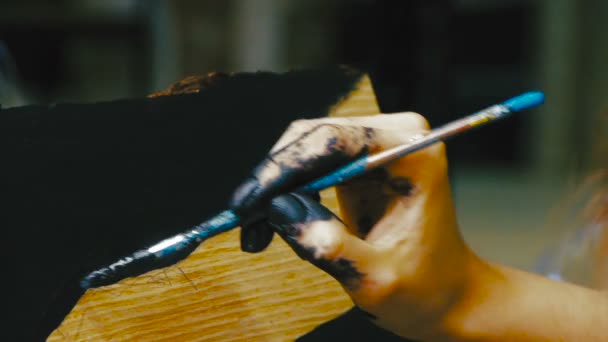Närbild av konstnären kvinnans hand med pensel målning stilleben bild på duk i art studio — Stockvideo