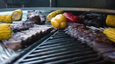 Kuzu pirzola ve sebze döner ızgara, et ve mangal, 4k Mısır