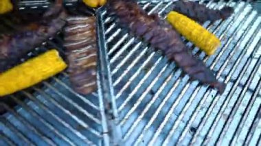 Kuzu pirzola ve sebze döner ızgara, et ve mangal, 4k Mısır