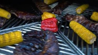 Kuzu pirzola ve sebze döner ızgara, et ve mangal, 4k Mısır