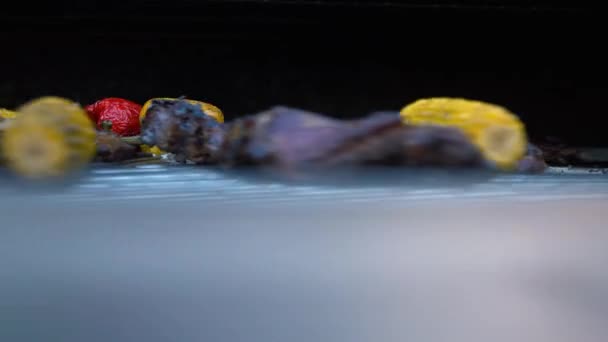 Costillas de cordero y verduras en una parrilla giratoria, carne y maíz en una barbacoa, 4K — Vídeos de Stock