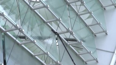 Pencere cam yüzeyler Stadyumu, ağır çekim temizlik bir uzun saplı bir fırçayla yıkama