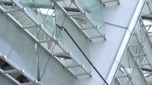 Mosás ablakok egy kefe hosszú nyéllel, tisztító üveg felületeket a stadionban, lassú mozgás — Stock videók