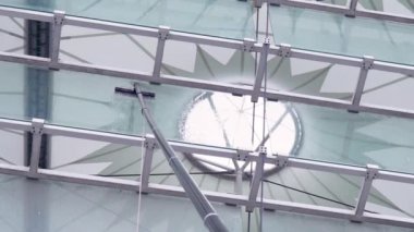Pencere cam yüzeyler Stadyumu, ağır çekim temizlik bir uzun saplı bir fırçayla yıkama