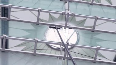 Pencere cam yüzeyler Stadyumu, ağır çekim temizlik bir uzun saplı bir fırçayla yıkama