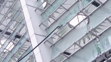 Pencere cam yüzeyler Stadyumu, ağır çekim temizlik bir uzun saplı bir fırçayla yıkama