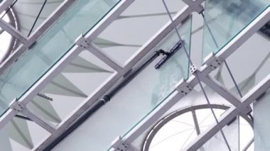 Pencere cam yüzeyler Stadyumu, ağır çekim temizlik bir uzun saplı bir fırçayla yıkama