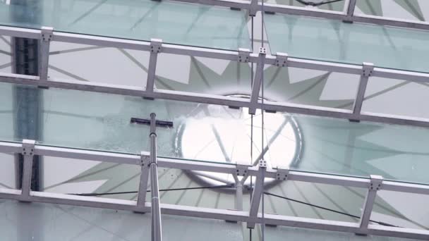 Lavando ventanas con un cepillo con mango largo, limpiando superficies de vidrio en el estadio, cámara lenta — Vídeos de Stock