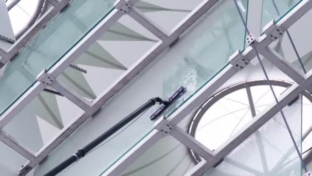 Lavaggio vetri con pennello con manico lungo, pulizia superfici vetrate nello stadio, rallentamento — Video Stock