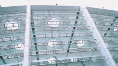 Pencere cam yüzeyler stadyumda temizlik bir uzun saplı bir fırçayla yıkama