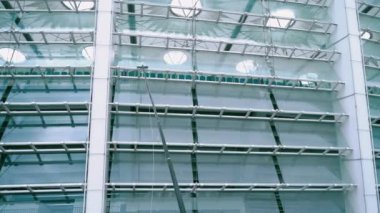 Pencere cam yüzeyler stadyumda temizlik bir uzun saplı bir fırçayla yıkama