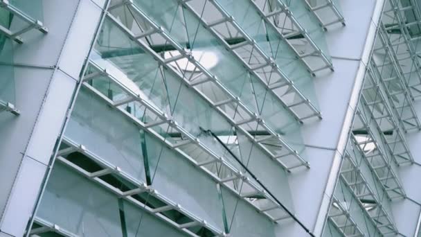 Mycie okien z pędzlem z długim uchwytem, czyszczenia powierzchni szklanych na stadionie — Wideo stockowe