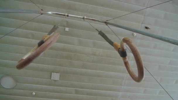 Turnringe sind an einem Eisen-Bogen aufgehängt, Ringe für das Training in der Halle — Stockvideo