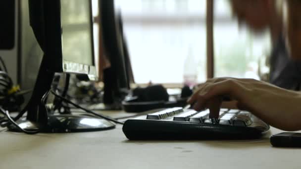 Close-up On Row of Gamers Mãos em um teclado, Ativamente apertando botões — Vídeo de Stock