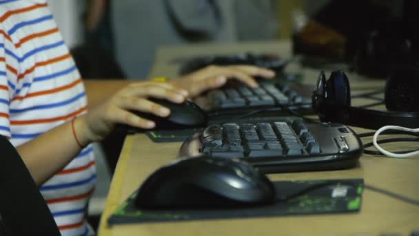 Jongen spelen op computer onlinespellen, kind in een computer club — Stockvideo