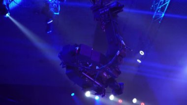 Bir televizyon programı çekilirken musluktaki video kamera. Canlı konser. Kameranın tavanın altındaki seyircilerin üzerindeki hareketi. Yüksekten ateş ediyorlar. Sahne ışıkları sahneyi aydınlatır. Mavi ışık.