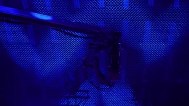 Bir televizyon programı çekilirken musluktaki video kamera. Canlı konser. Kameranın tavanın altındaki seyircilerin üzerindeki hareketi. Yüksekten ateş ediyorlar. Sahne ışıkları sahneyi aydınlatır. Mavi ışık.