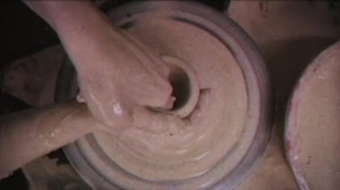 Bağbozumu etkisi. Bir çömlekçi bir kadına kilden yemek yapmayı öğretir. Arıza. Aile video arşivi. Geçmişe dönüş. Bir erkek bir kadının elini tutar. Seramist çömlekçi çarkında bir sürahi kil yapıyor. Aile işi.