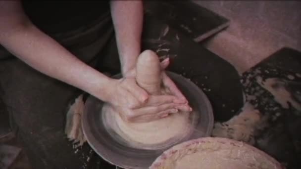 Παλιό Εφέ Ένας Αγγειοπλάστης Μαθαίνει Μια Γυναίκα Φτιάχνει Πήλινα Πιάτα — Αρχείο Βίντεο
