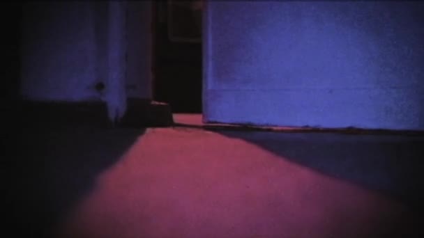 Bağbozumu Etkisi Boş Bir Odada Kırmızı Işık Yanıp Sönüyor Eski — Stok video