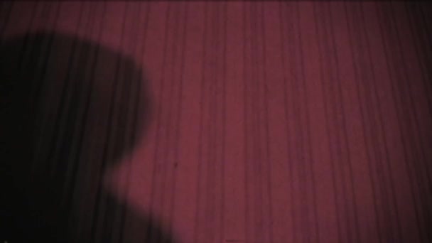 复古效果 一个人用刀杀死了他的受害者 老电影 罪犯的影子在墙上 万圣节 — 图库视频影像