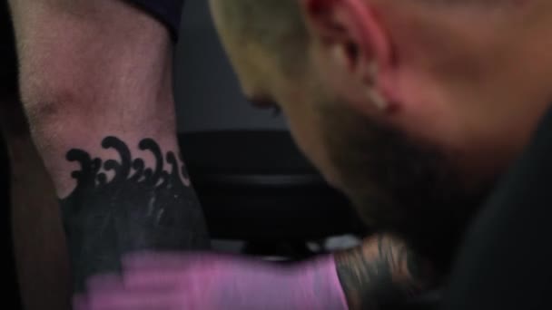 Mestre Tatuagem Preparar Seus Instrumentos Para Trabalhar Higiene Equipamento Estéril — Vídeo de Stock
