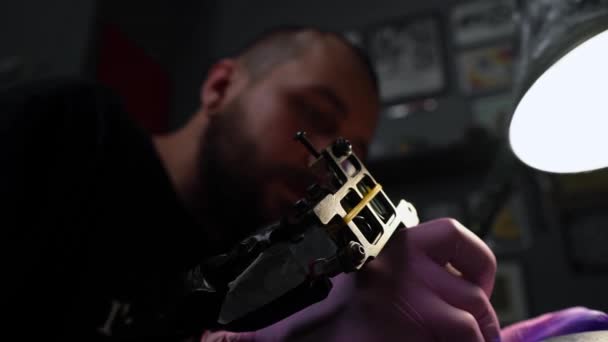 Trabalho Negro Estúdio Tatuagem Mestre Tatuagem Faz Uma Tatuagem Perna — Vídeo de Stock