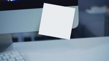Monitörde kağıt etiketi var. Hatırlatma. Mesaj için yer var. Önemli davaların listesi. Bir çalışana, bir meslektaşa mesaj var. Yazı için yer açın. Takip için. İzole edilmiş. Ofis.