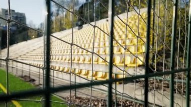 Stadyum demir bir çitle çevrili. Dünya Kupası ve Avrupa Futbol Şampiyonası iptal edildi. Koronavirüs salgını yüzünden eşleşmelerin iptal edilmesi, karantina. Erişim kapatıldı.