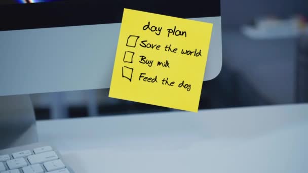 日计划 显示器上贴纸上的题字 用记号写的手写文字 彩色贴纸 给员工 同事的信 远程工作 — 图库视频影像