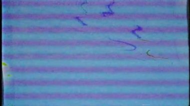 Televizyonu açıp kapatmanın etkisi. Sinyal yok. Eski televizyon. Arıza Hatası Video Hasarı. Sinyal kötü. VHS. Retro fütürizm 80 'lerin dinamik dalga tarzı. Dijital TV Gürültüsü yanıp sönüyor. Arıza gürültüsü statik.