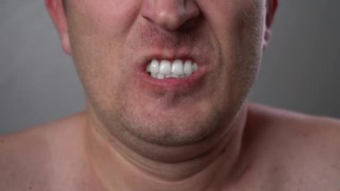 Suratı asık bir adam yüksek sesle bağırıyor. Kriz, aile içi şiddet, öfke. Ağzı açık bağıran bir adamın portresi. Öfkeli bağıran adam. Öfke duyguları. Büyütme etkisi. 