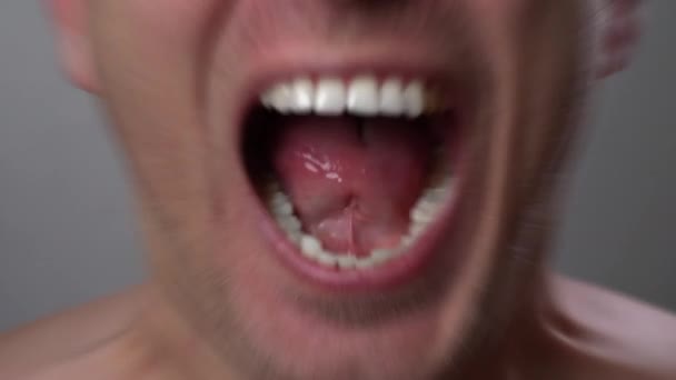 Mannen Med Arga Ansiktsuttryck Skriker Högt Kris Våld Hemmet Ilska — Stockvideo