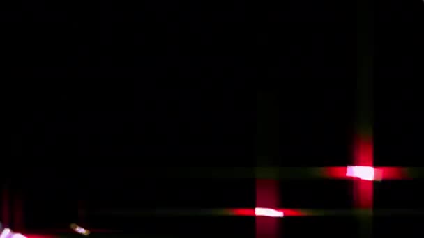 Des confettis dorés tombent. Des paillettes multicolores. Rayons, éblouissement, reflet, lueur, arc-en-ciel. Confetti d'or réaliste. Particules de luxe scintillantes. Nouvel an, Noël, fête, anniversaire, concert . 