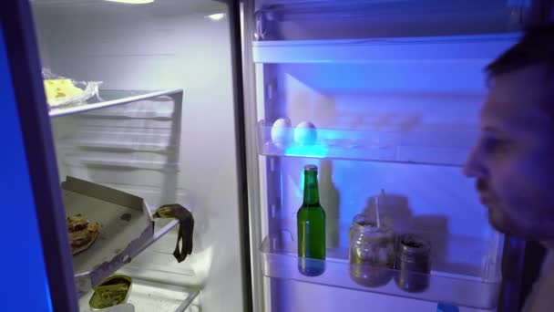 Hombre Buscando Comida Refrigerador Hombre Sin Afeitar Con Una Botella — Vídeos de Stock