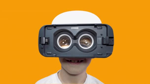 Garçon Joyeux Dans Des Lunettes Réalité Virtuelle Avec Des Yeux — Video