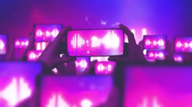 Hayranlar akıllı telefonlardan video kaydediyor. Bir sürü akıllı telefon. Canlı yayın. Hikayeler. Kalabalık bir konser izliyor, şarkı söylüyor, zıplıyor. Çarpıcı sahne ışıkları. Müzik konsepti. Mutlu insanlar inanılmaz bir müzik konseri izliyorlar.. 