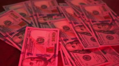 Borsa. Finansal kriz. Kırmızı renk, tehlike. İşsizlik parası. Coronavirus. Finansal durgunluk, durgunluk, kriz, iş kazası ve ekonomik çöküş kavramı. 100 dolarlık banknotlar..