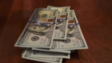 Para miktarı azalmaya başladı. Borsa. Yanıp sönen kırmızı ışık, tehlike. Coronavirus. Finansal kriz, iş krizi ve ekonomik çöküş kavramı. 100 dolarlık banknotlar..