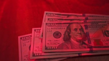 Borsa. Finansal kriz. Kırmızı renk, tehlike. İşsizlik parası. Coronavirus. Finansal durgunluk, durgunluk, kriz, iş kazası ve ekonomik çöküş kavramı. 100 dolarlık banknotlar..