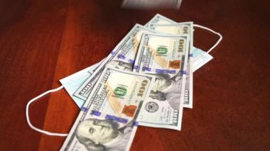 Dolarların altında tıbbi bir maske var. Pandemik virüs. Finansal kriz. Tehlike. İşsizlik parası. COVID-19, koronavirüs. Ekonomik durgunluk, durgunluk, kriz, iş kazası kavramı