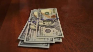 Borsa. Yanıp sönen kırmızı ışık, tehlike. İşsizlik parası. Coronavirus. Finansal durgunluk, durgunluk, kriz, iş kazası ve ekonomik çöküş kavramı. 100 dolarlık banknotlar..