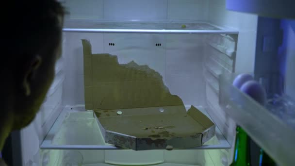 Mann Auf Nahrungssuche Kühlschrank Der Unrasierte Typ Öffnet Die Kühlschranktür — Stockvideo