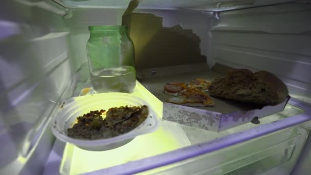 Sobras Comida Refrigerador Nevera Sucia Vista Interior Comida Estropeada Refrigerador — Vídeo de stock