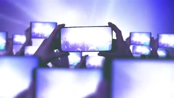 粉丝们正在智能手机上录制视频 很多智能手机 现场直播 人群观看音乐会 抢舞台灯光 音乐概念 快乐的人们正在观看一场令人惊奇的音乐会 — 图库视频影像