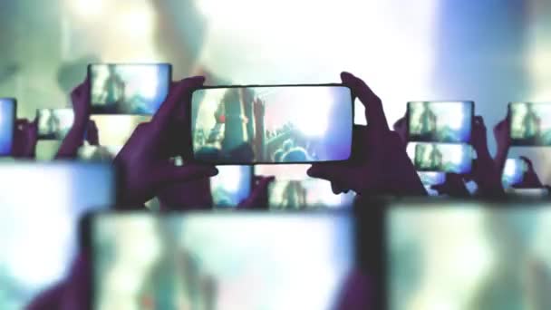 Los Fans Están Grabando Videos Teléfonos Inteligentes Montón Teléfonos Inteligentes — Vídeo de stock
