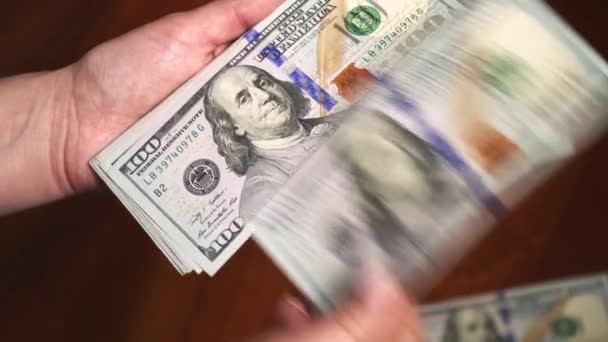 Notas 100 Dólares Mãos Femininas Contar Contar Dinheiro Riqueza Muito — Vídeo de Stock