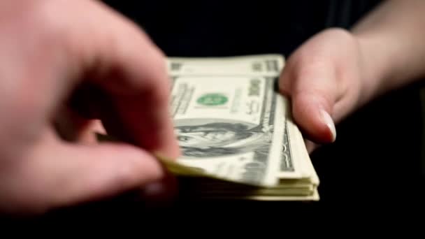 Człowiek Bierze 100 Dolarowy Banknot Żeńskich Rąk Kobieta Trzyma Paczkę — Wideo stockowe